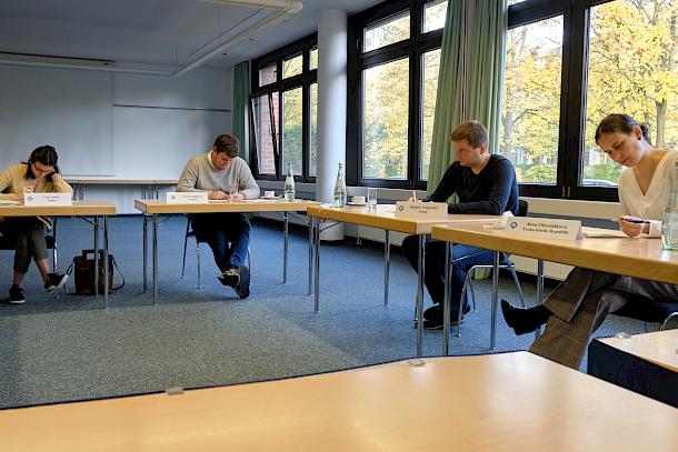 Die Teilnehmer beim Ausfüllen des IRZ-Fragebogens